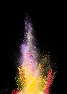 Siyah arka plan üzerinde renkli toz patlama