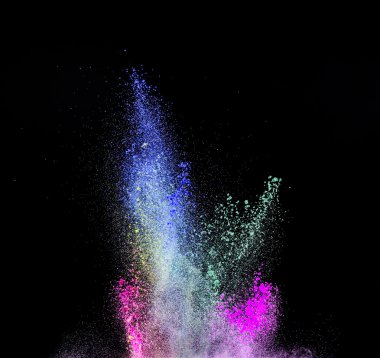 Siyah arka plan üzerinde renkli toz patlama