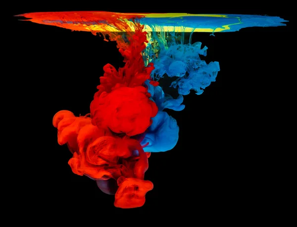 Цветные чернила в воде создают абстрактную форму — стоковое фото