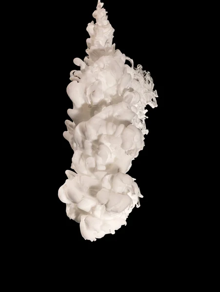 Tinta blanca en agua creando forma abstracta — Foto de Stock