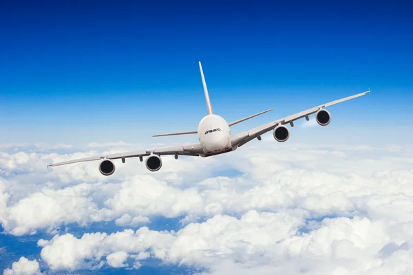 Avión comercial volando sobre nubes —  Fotos de Stock