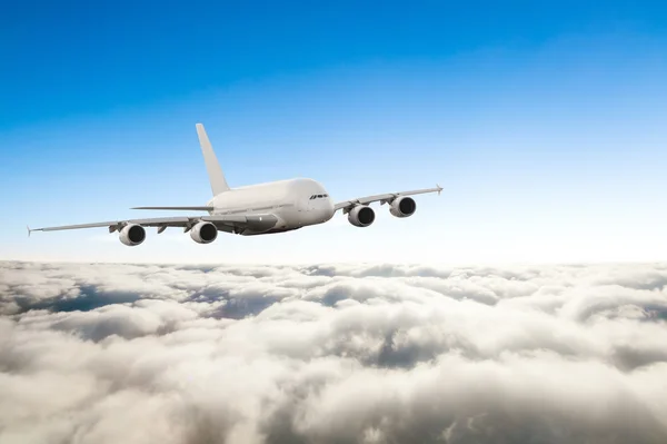 Verkehrsflugzeug fliegt über Wolken — Stockfoto