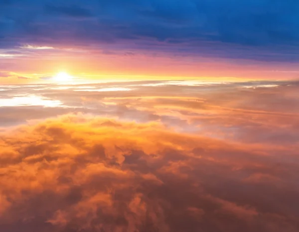 Beau coucher de soleil Au-dessus des nuages — Photo