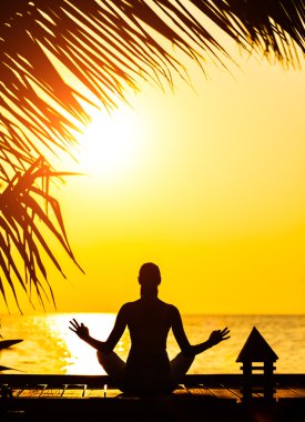 pratik yoga genç bir kadın silueti