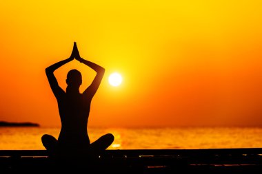 pratik yoga genç bir kadın silueti