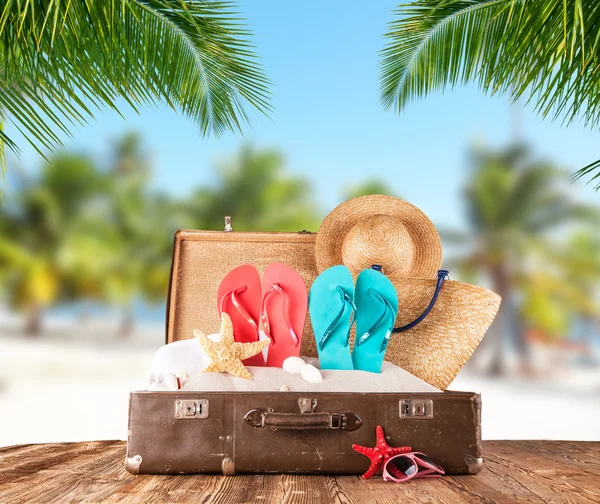 Oude koffer op tropisch strand, reizen concept — Stockfoto