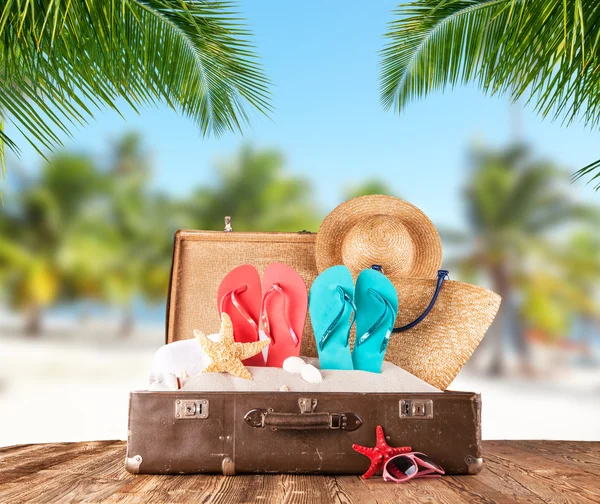 Vieja maleta en la playa tropical, concepto de viaje —  Fotos de Stock