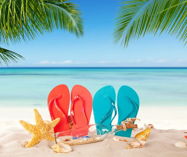 Letní flipflops na písečné pláži — Stock fotografie