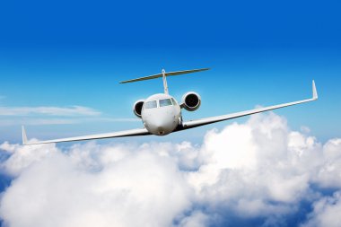 Özel jet uçak bulutların üzerinde uçan