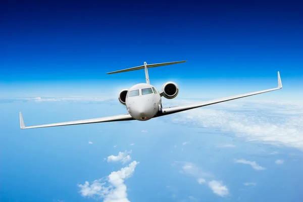 Aereo jet privato che vola sopra le nuvole — Foto Stock