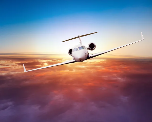 Avión jet privado volando sobre nubes — Foto de Stock