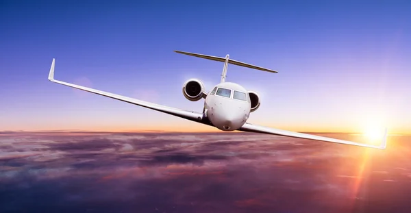 Avión jet privado volando sobre nubes — Foto de Stock