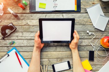 Tablet üzerinde çalışan işadamı Close-Up