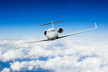 Özel jet uçak bulutların üzerinde uçan