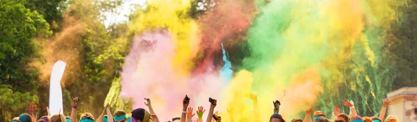 Crowd of people throwing colored powder — Stock Photo, Image