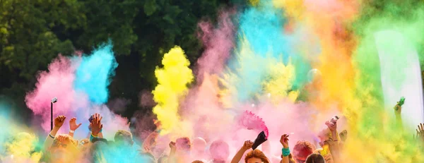 Tłum ludzi rzucając kolorowe proszek — Zdjęcie stockowe