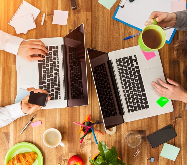 Homem e mulher trabalhando em laptops . — Fotografia de Stock