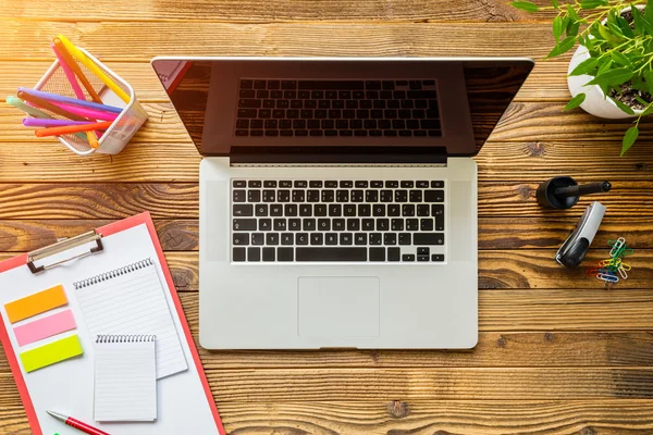 Laptop na mesa de madeira — Fotografia de Stock