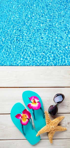 Beach accessories on wooden background with pool — Stock Photo, Image