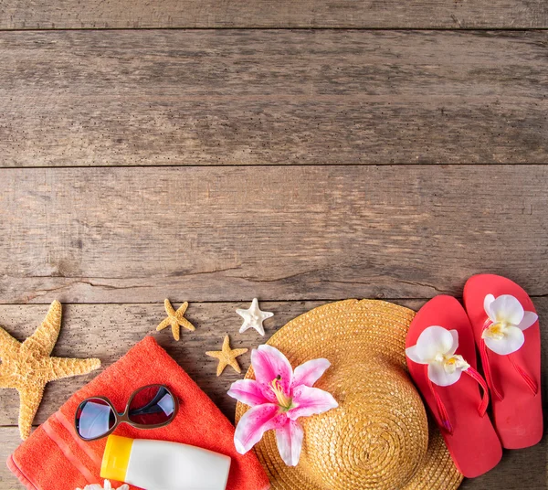 Beach accessories on wooden background — Stock Photo, Image