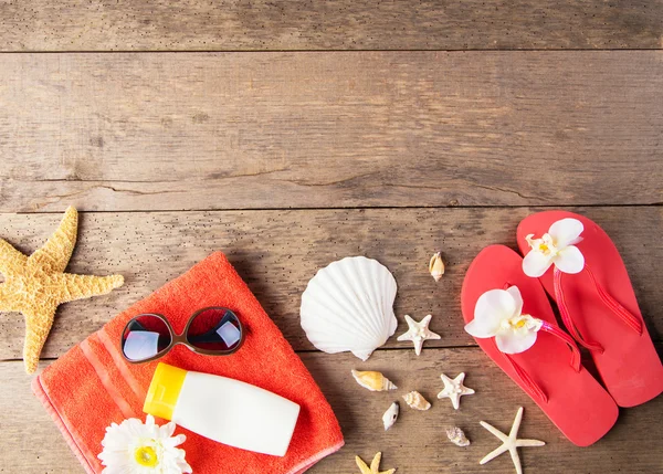 Accessori spiaggia su sfondo di legno — Foto Stock