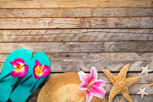 Beach accessories on wooden background — Stock Photo, Image