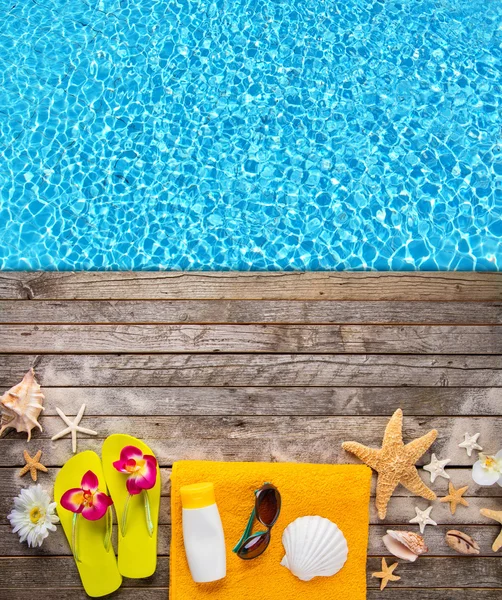 Accessori spiaggia su fondo legno con piscina — Foto Stock