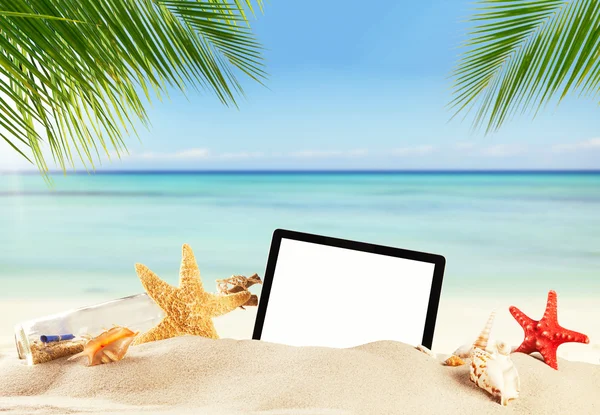 Summer concept with empty tablet display — Stock Photo, Image