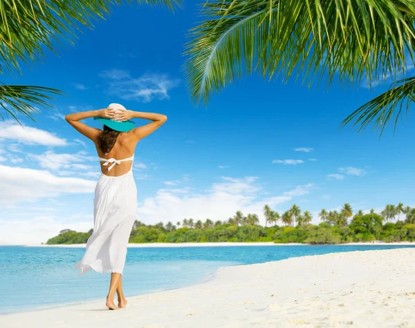 Bella ragazza a piedi sulla spiaggia tropicale — Foto Stock