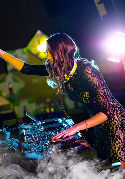 Disc jockey meisje mengen van elektronische muziek in de club — Stockfoto
