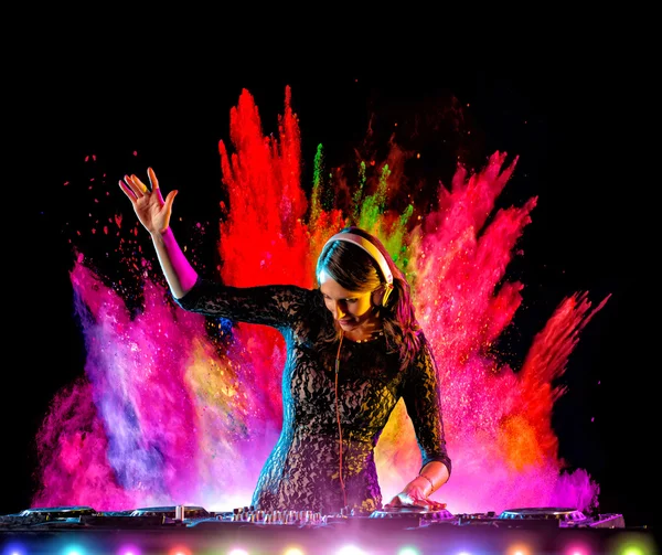 Dj girl mescolando musica elettronica con polvere di colore — Foto Stock