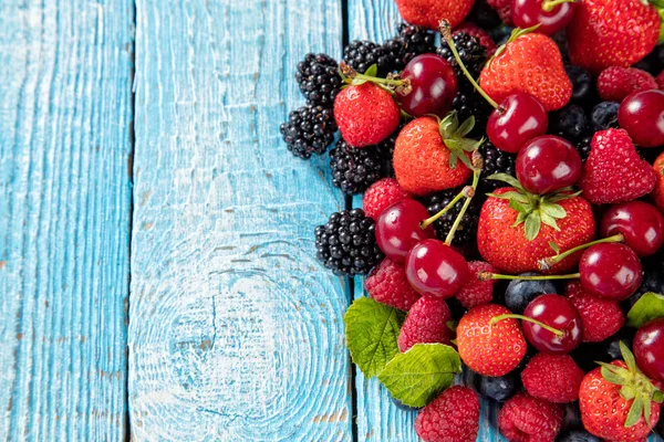 Pila de fruta fresca de bayas colocada en tablones de madera viejos — Foto de Stock