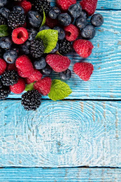 Verse bessen fruit stapel gelegd op oude houten planken — Stockfoto