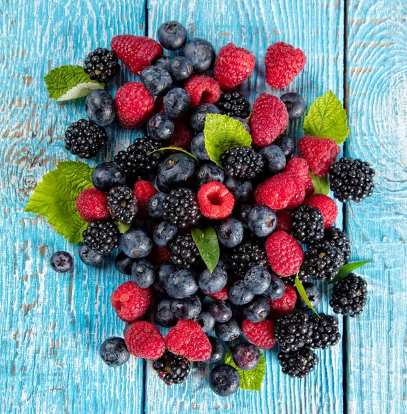 Verse bessen fruit stapel gelegd op oude houten planken — Stockfoto