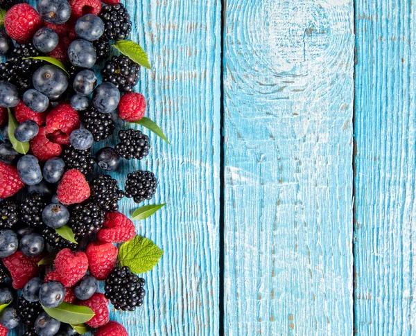 Fresh berry fruit pile placed on old wooden planks — Stock Photo, Image