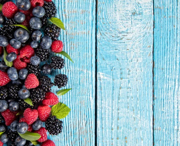 Verse bessen fruit stapel gelegd op oude houten planken — Stockfoto