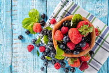 Berry meyve tabağı üzerinde eski ahşap plakalar yerleştirilen