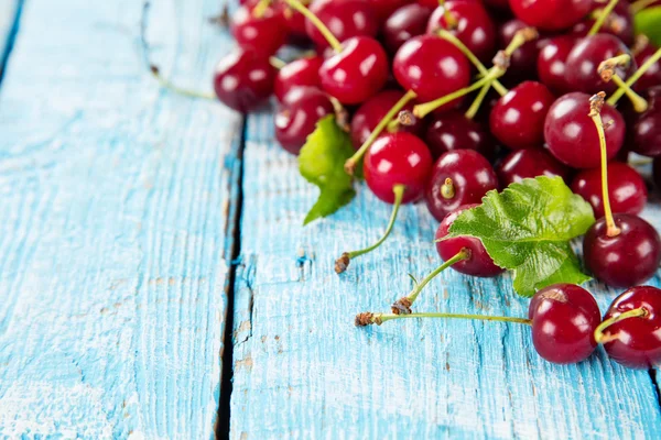 Cherries placed on old wooden planks — Stock Photo, Image