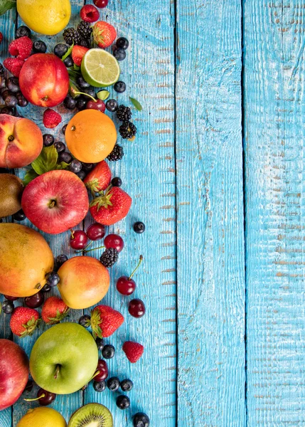 Mélange de fruits frais placé sur de vieilles planches de bois — Photo