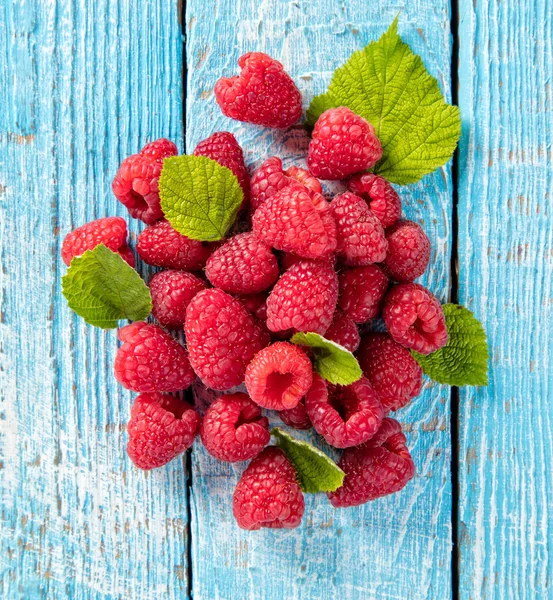 Raspberry placed on old wooden planks — Stock Photo, Image