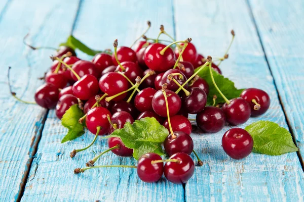 Cherries placed on old wooden planks — Stock Photo, Image