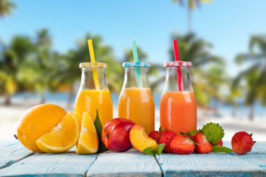 İle meyve karışımı sahilde taze meyve suyu