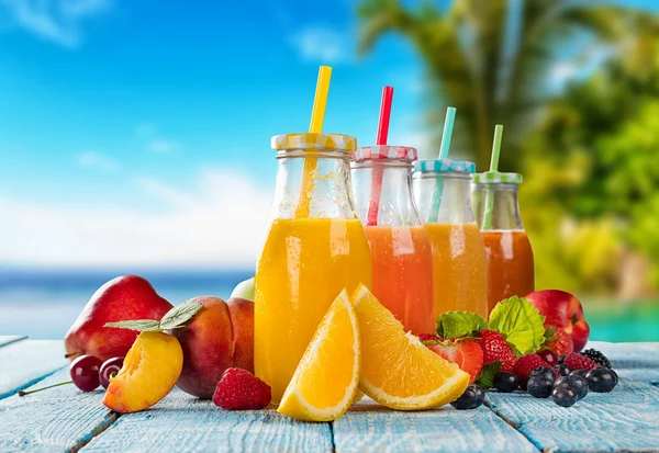 在海滩上的水果混合鲜果汁 — 图库照片