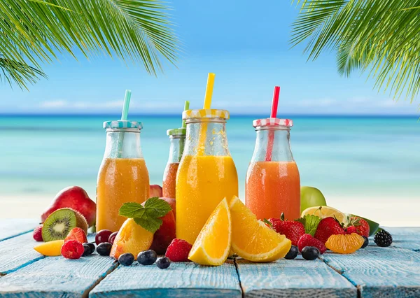 在海滩上的水果混合鲜果汁 — 图库照片