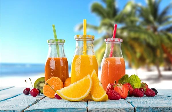 Friss juice, gyümölcs mix a strandon — Stock Fotó