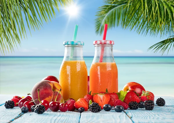 Jus frais avec mélange de fruits sur la plage — Photo
