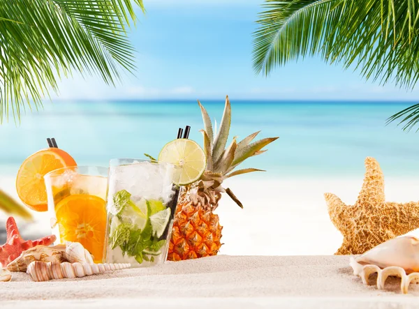 Bebidas de verano en la playa — Foto de Stock