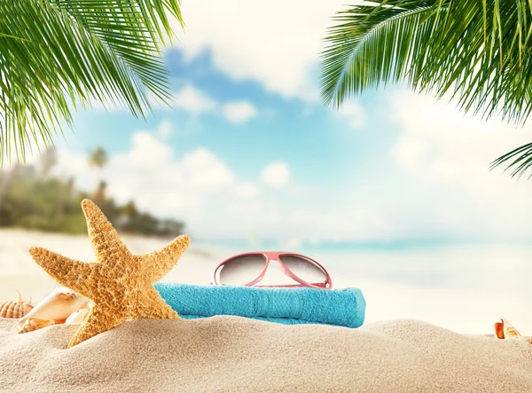 Sommer Strand Accessoires auf Sand — Stockfoto