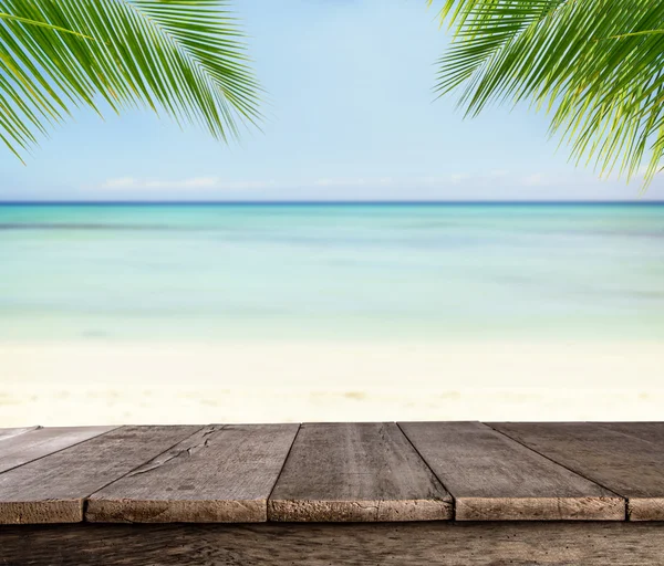 Boş ahşap plakalar ile kumsalda arka plan bulanıklık — Stok fotoğraf