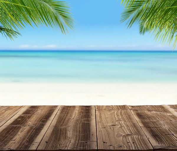 Tablones de madera vacíos con playa borrosa en el fondo —  Fotos de Stock